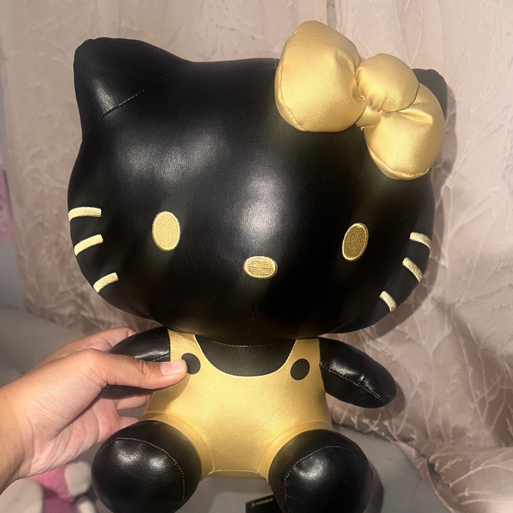 KIDROBOT hello kitty black and gold